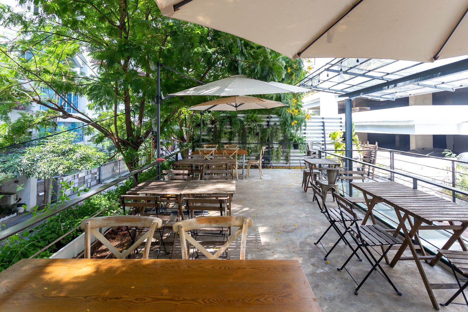 Cosmos Cafe on Soi Sukhumvit 23
